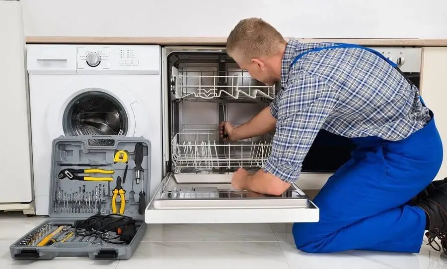 Sancaktepe Hotpoint servisi teknisyen ekibi beyaz eşya tamiri yaparken